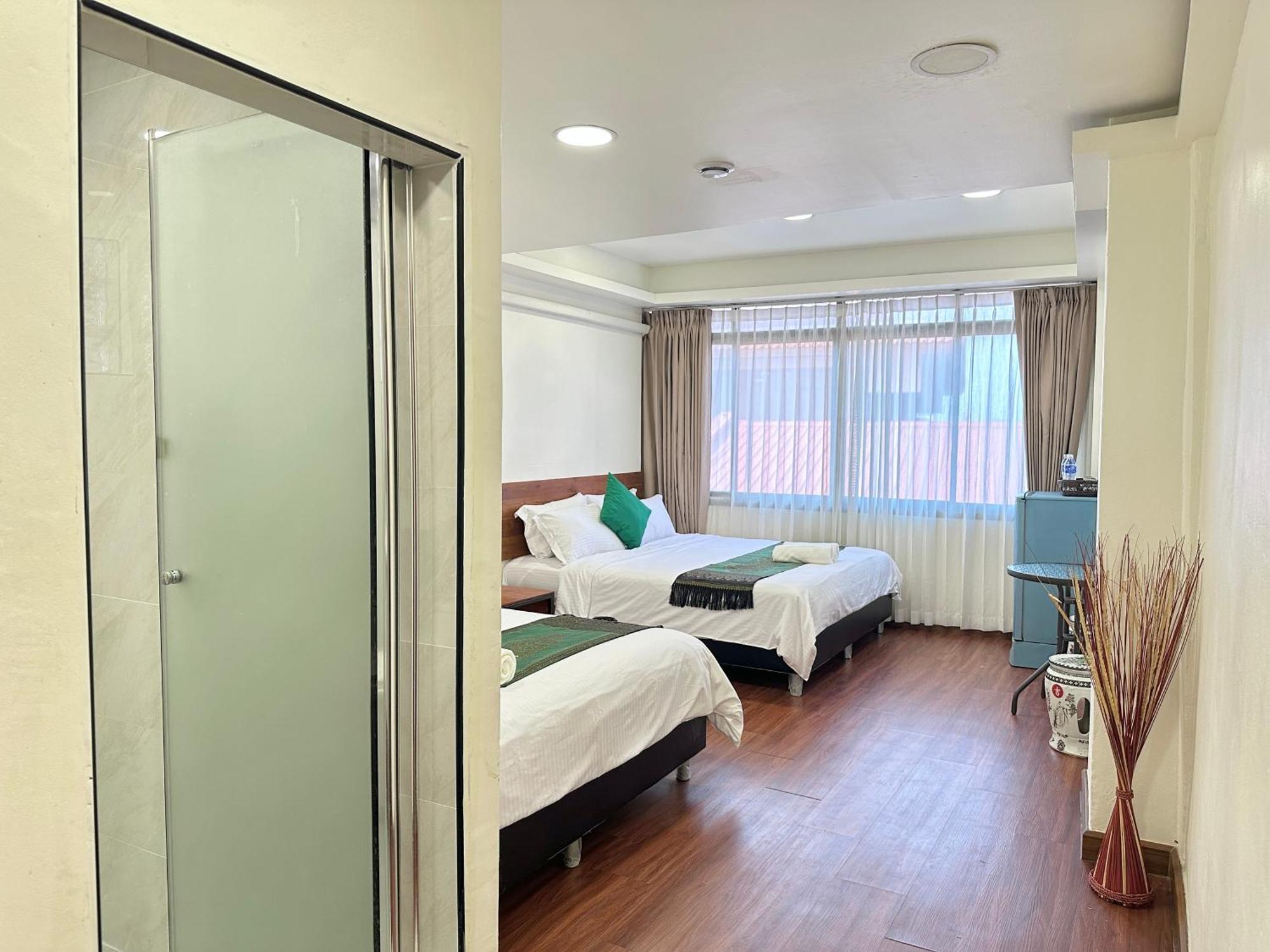 Longzhu Guesthouse Бангкок Екстер'єр фото