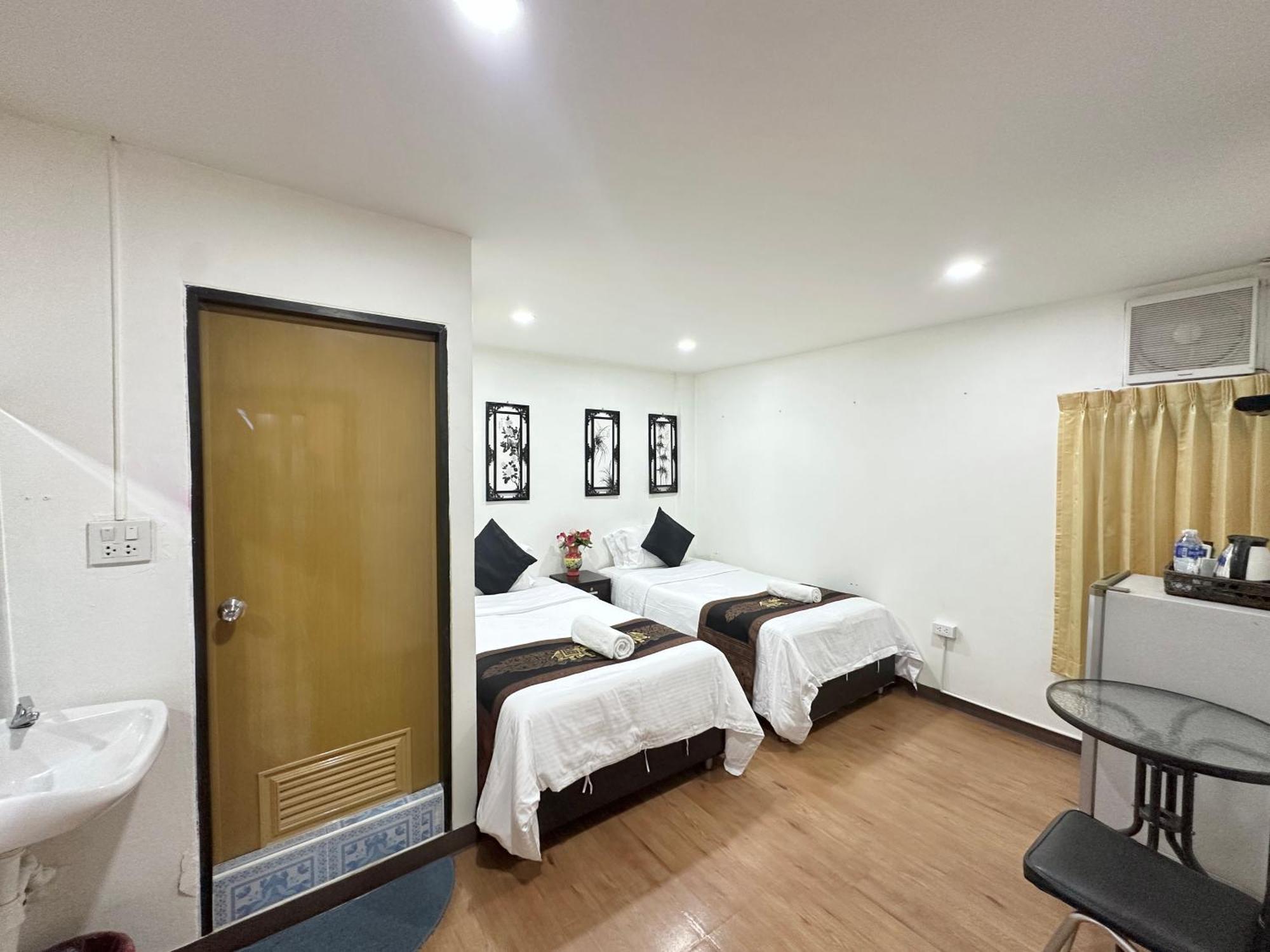 Longzhu Guesthouse Бангкок Екстер'єр фото