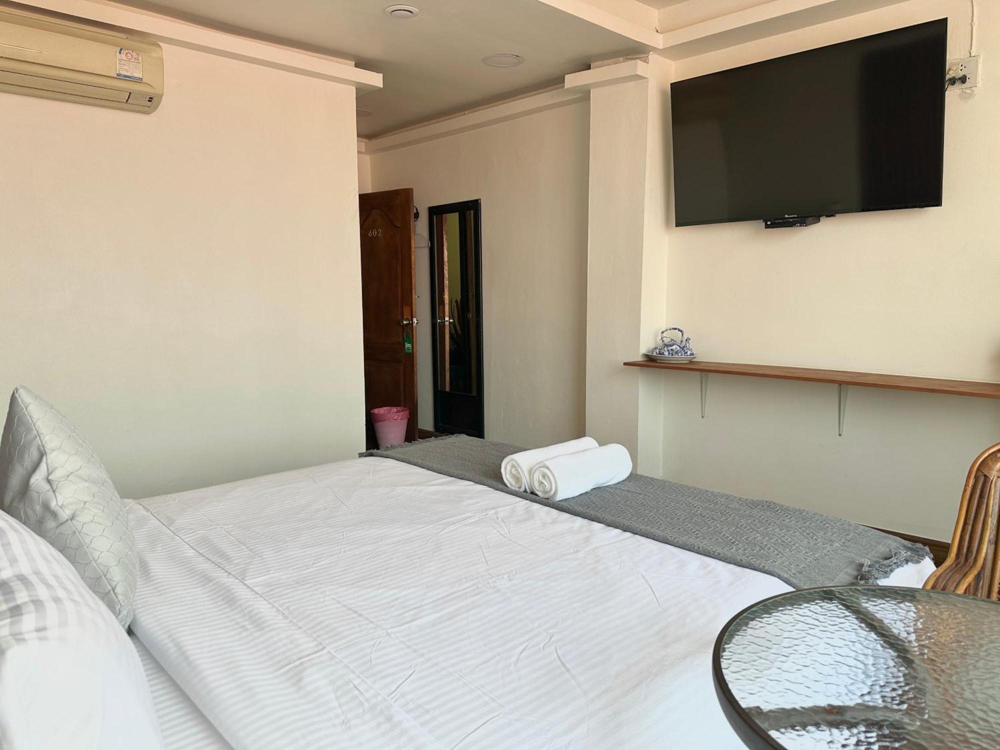 Longzhu Guesthouse Бангкок Екстер'єр фото